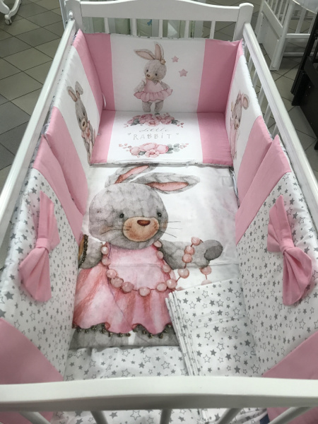 Комплект в кроватку Лапусяки 11 предметов, без балдахина с принтом (Кролик Милашка - розовый)