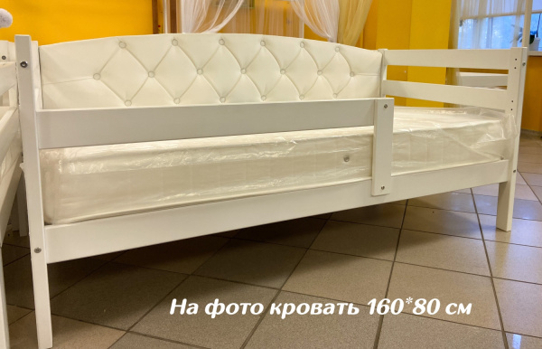 Кровать - софа Массив-010 с мягкой спинкой, одинарным бортом 180х90см без ящиков (Белый-Кож.накладка пуговицы)